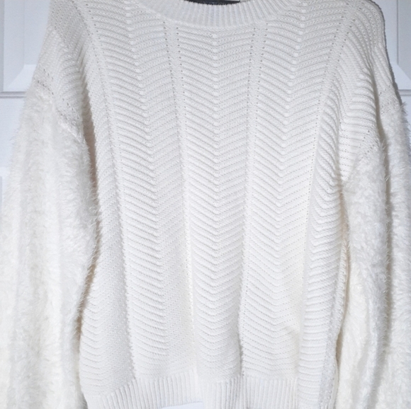 Marc New York  Andrew Marc Ivory knit fuzzy sleeves crew neck sweater, size Med - Picture 7 of 13